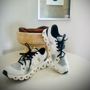 Women ON cloud running shoes 7.5